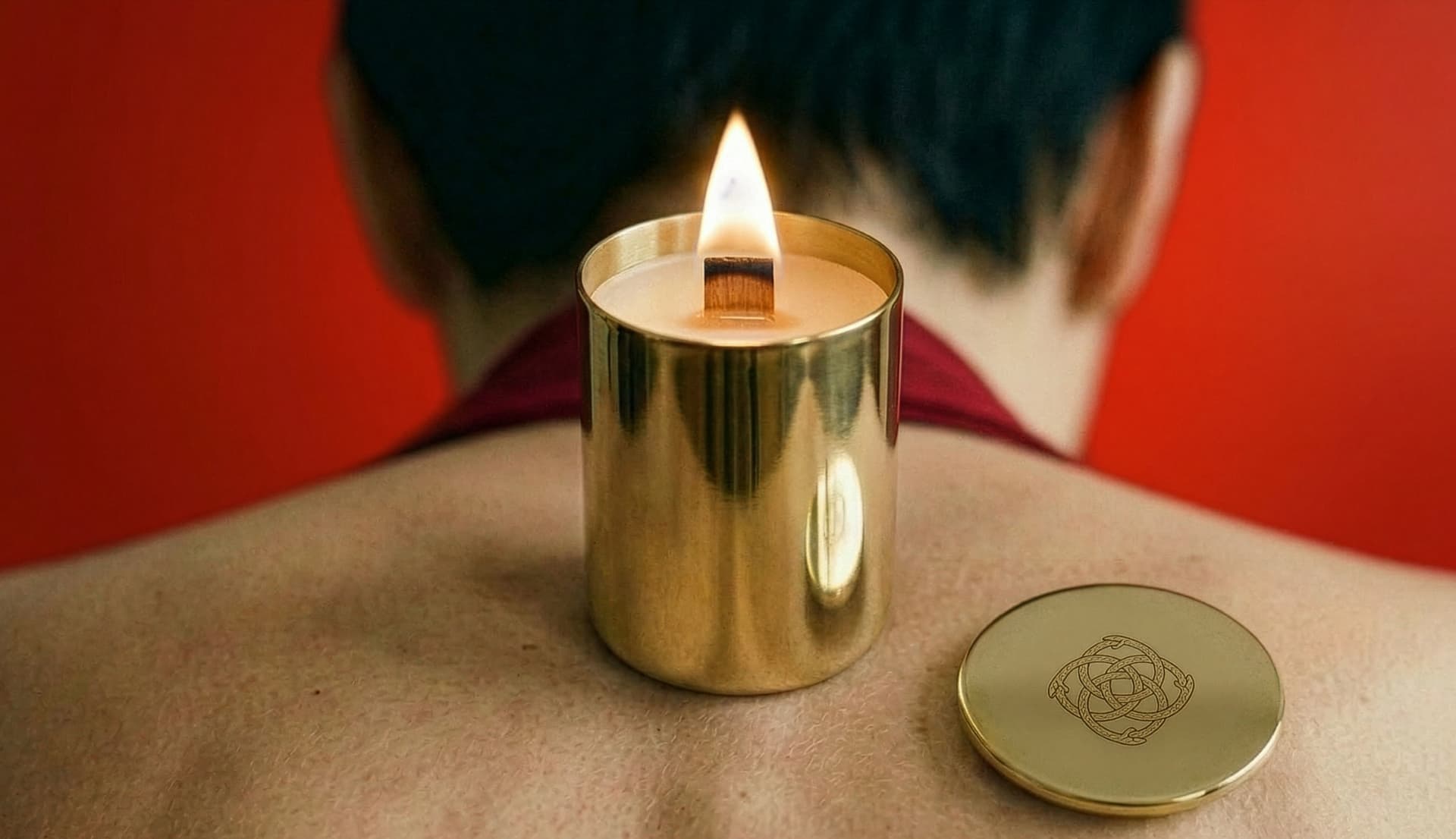 Vela LUS acesa com chama intensa — Wood & Pure Musk