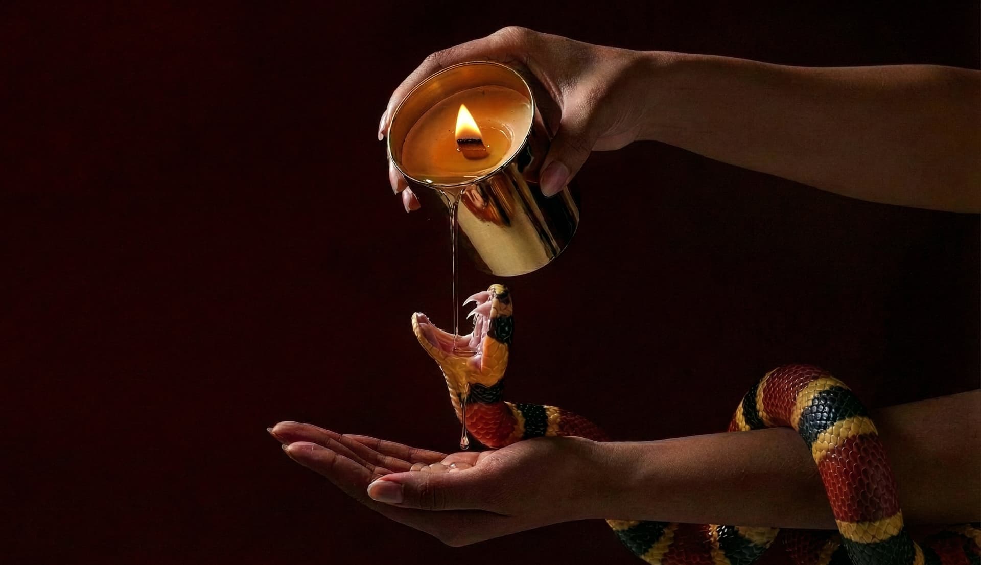 Cera líquida a escorrer de uma vela LUS — cobra enraizada no ritual